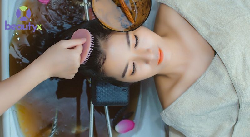 Gội đầu dưỡng sinh thảo dược tại spa hỗ trợ cải thiện mái tóc