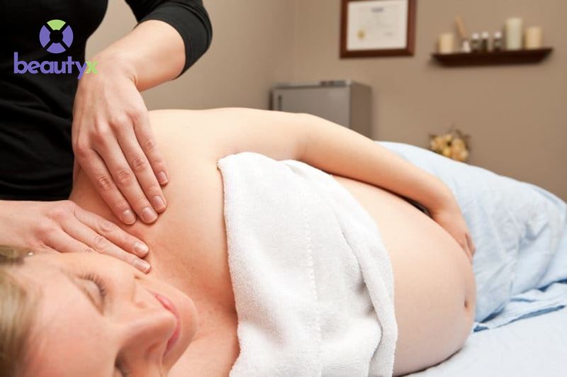 Động tác massage vai cho bà bầu khá đơn giản