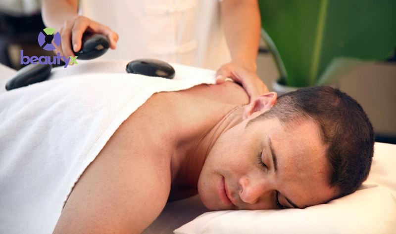 Massage chườm đá nóng giúp ngủ ngon hơn