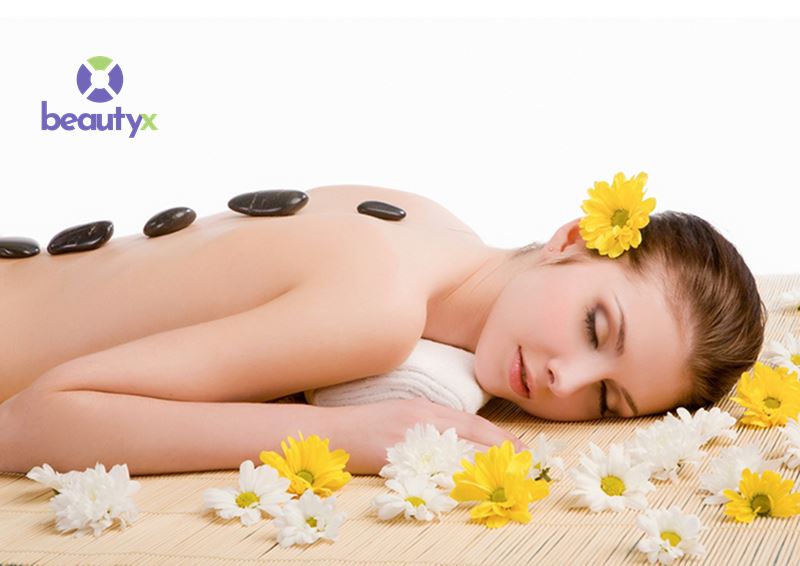 Massage đá nóng giúp trị liệu và cải thiện làn da