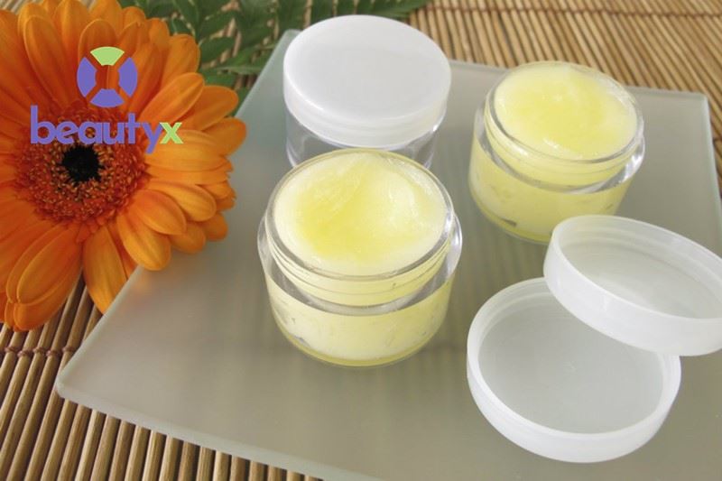 Có thể thay thế sáp ong bằng vaseline để tạo độ ẩm cho son