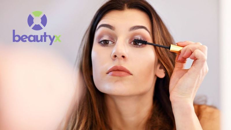 Không nên đẩy cọ mascara lên xuống trong lúc chuốt mi