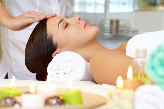 Gội đầu massage thảo dược chăm sóc tóc