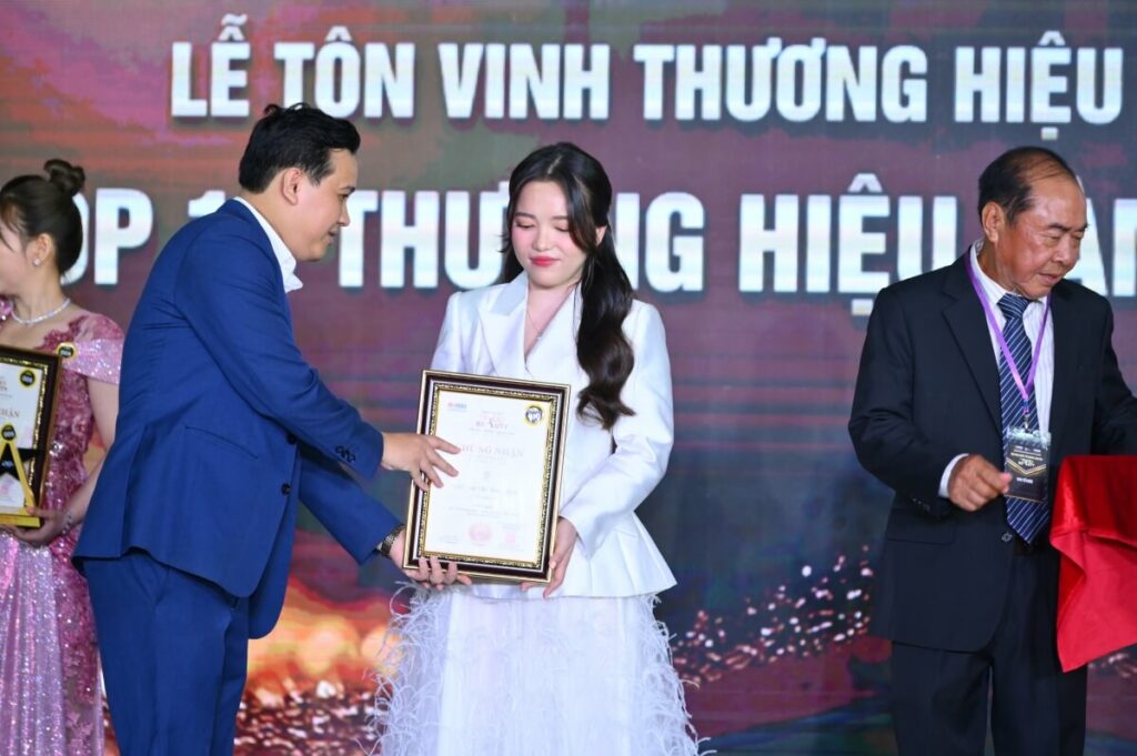 Lạc Beauty Center vinh danh trong Top 10 Thương Hiệu Vàng Làm Đẹp