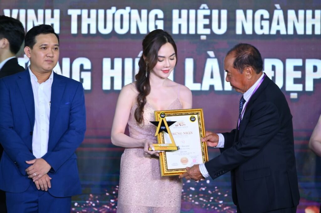 CEO Kim Nana của NA Korea Beauty & Spa nhận giải Top 50 Thương Hiệu Vàng Làm Đẹp Việt – Hàn
