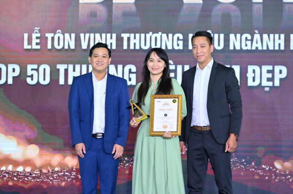 CEO Trần Quách Truyền Gia của SKY H CENTER nhận giải TOP 50 Thương Hiệu Vàng Làm Đẹp Việt – Hàn
