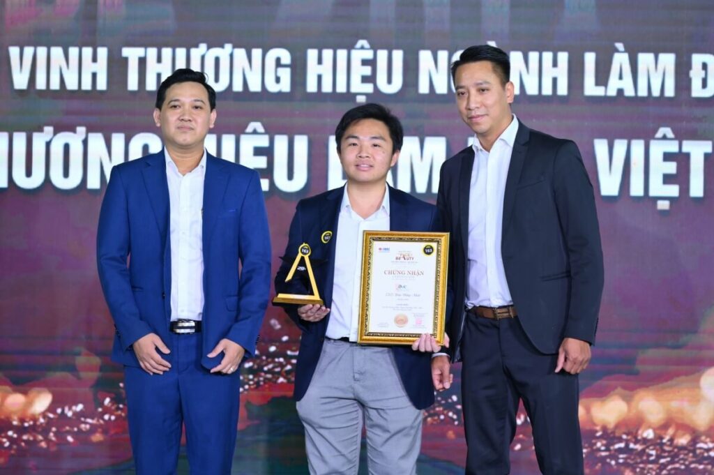 CEO Trần Hồng Nhật của Marina Chiều nhận giải Top 50 Thương Hiệu Vàng Làm Đẹp
