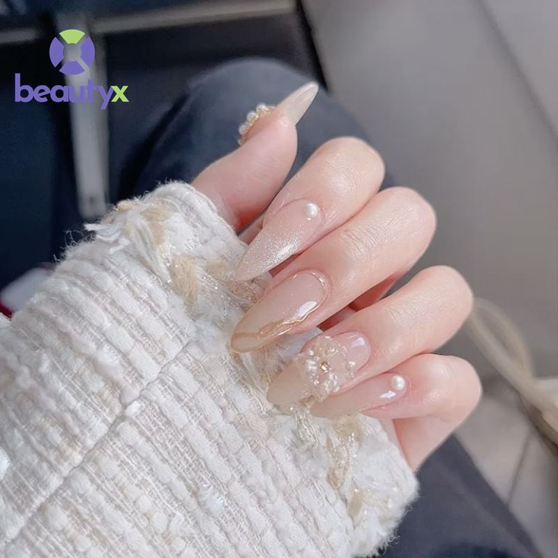 Nail mắt mèo kết hợp đính đá góp phần tạo nên sự quý phái, sang chảnh