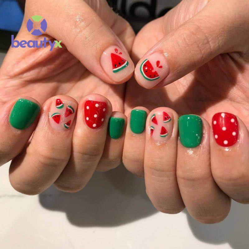 Mẫu nail dưa hấu vô cùng thích hợp để thử vào những dịp Tết