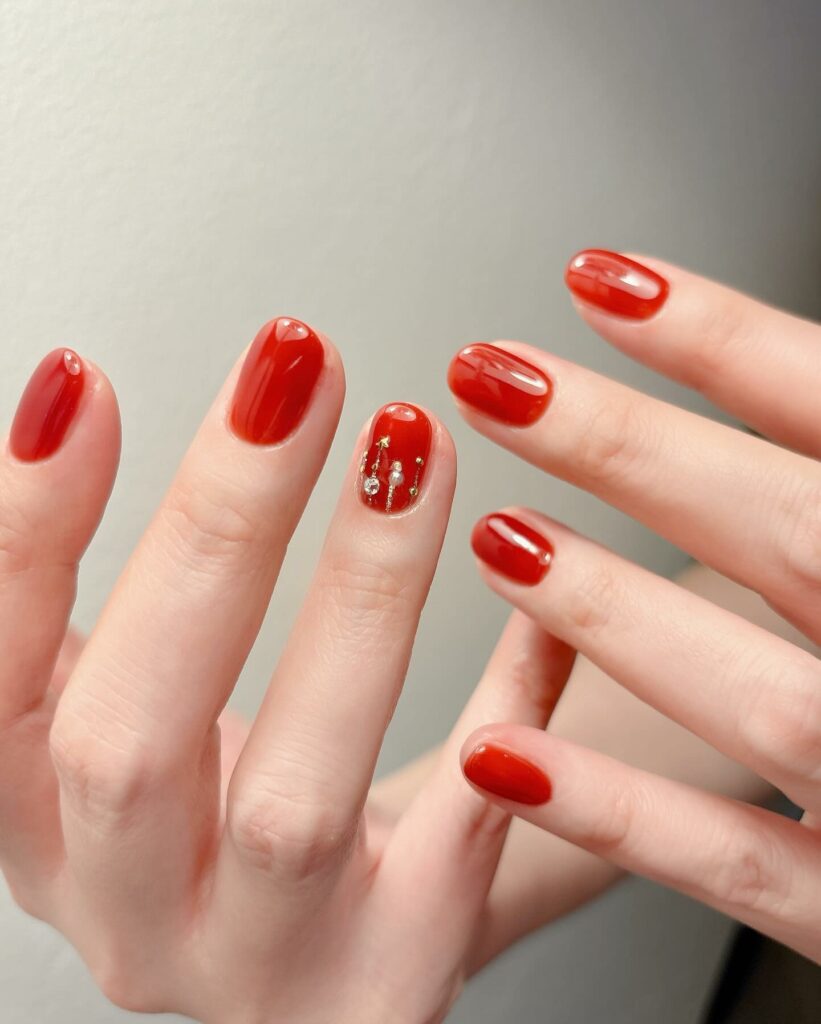 Mẫu nail tết với tone màu đỏ rực rỡ