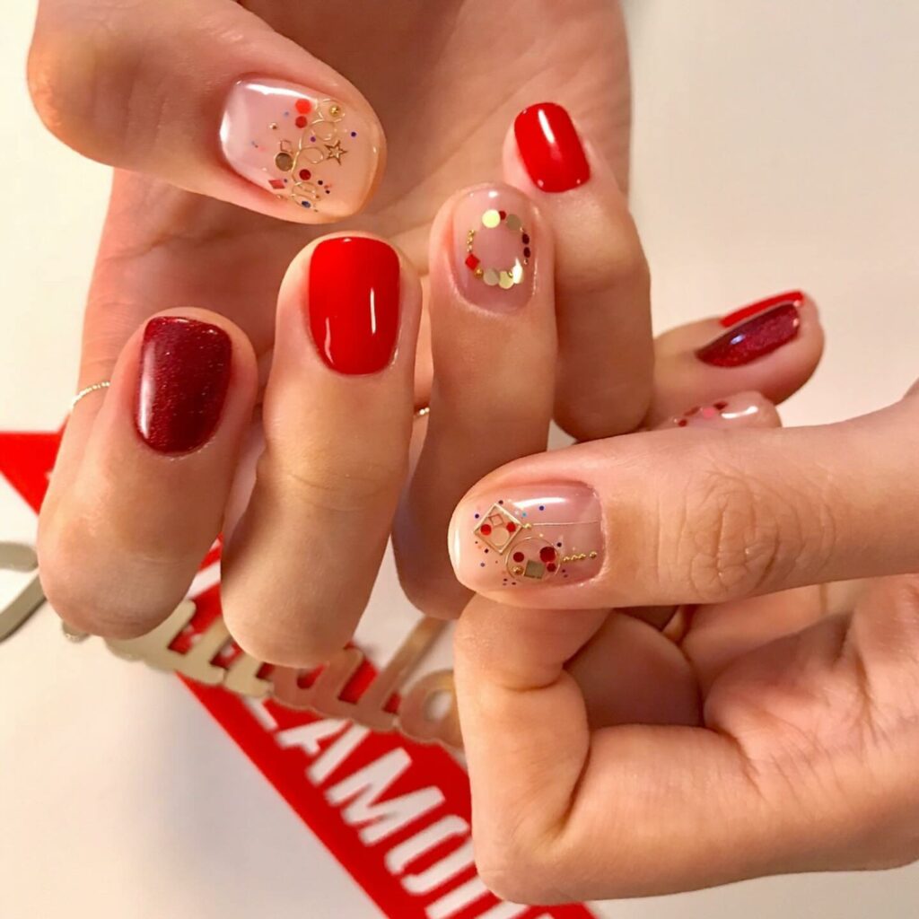 Mẫu nail tết với tone màu đỏ rực rỡ