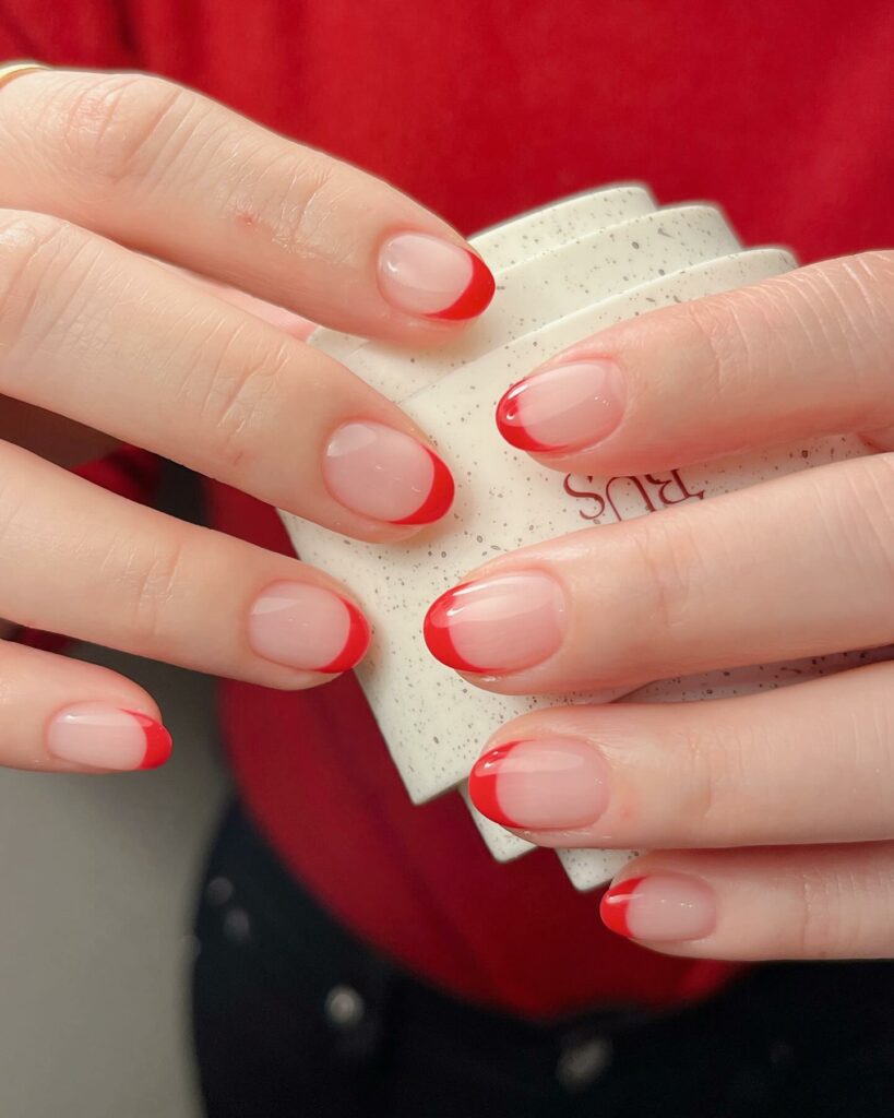 Mẫu nail tết với tone màu đỏ rực rỡ