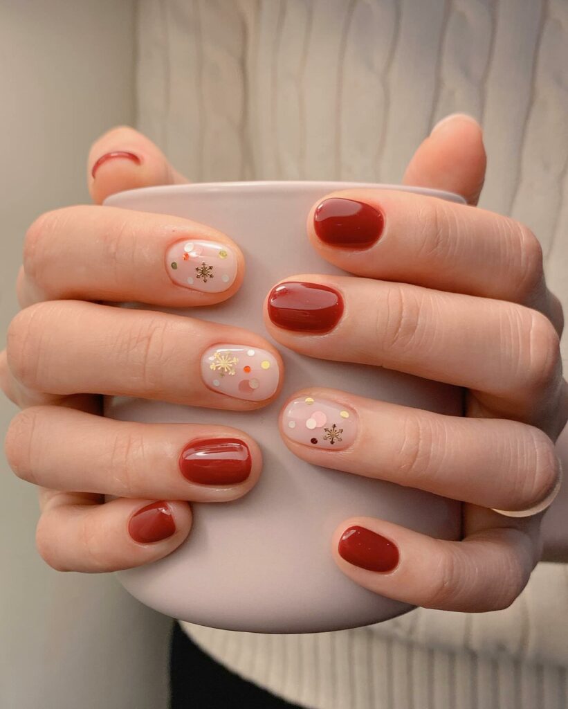 Mẫu nail tết với tone màu đỏ rực rỡ