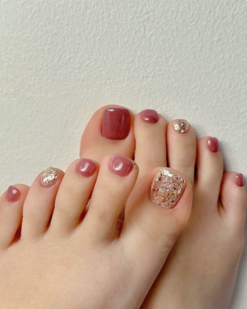 Mẫu nail tết với tone màu đỏ rực rỡ