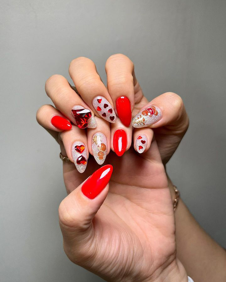 Mẫu nail tết với tone màu đỏ rực rỡ