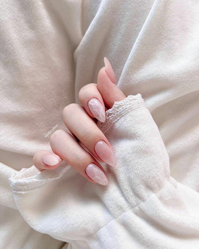 Mẫu nail tết với tone màu đỏ rực rỡ